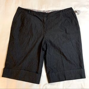 Larry Levine Woman Washable Stretch Black City Shorts 24W New Cuffed Hem